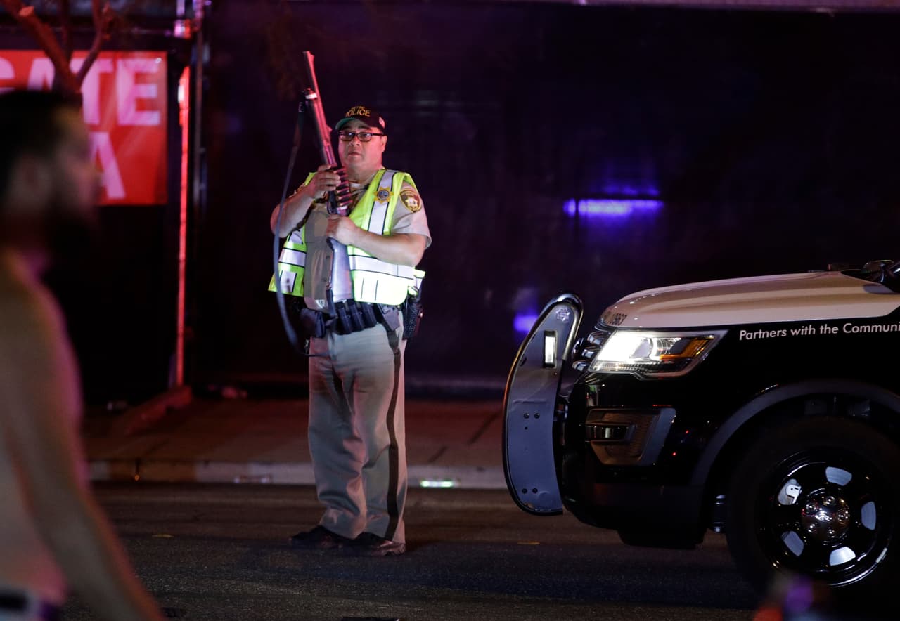 Un agente de la Polcía de Las Vegas llega al lugar de la escena del tiroteo donde murieron al menos 50 personas y más de 200 resultaron heridas.
