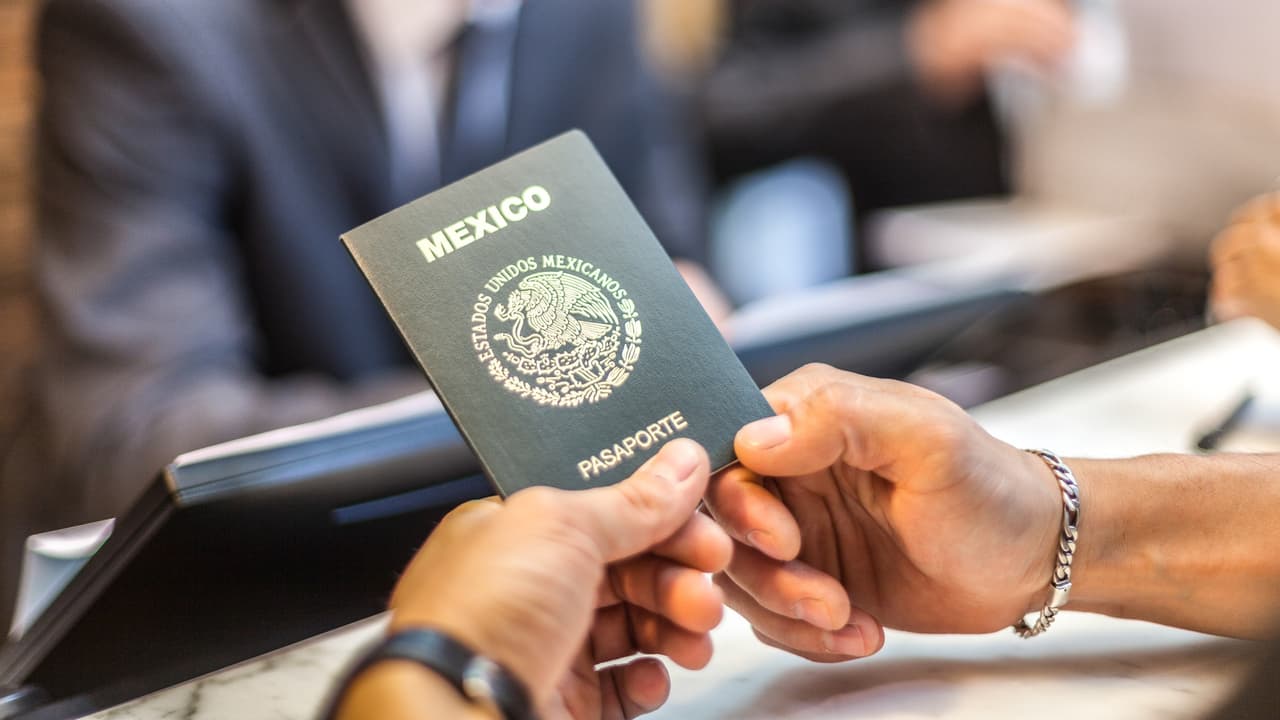 Requisitos y costos para tramitar o renovar el pasaporte mexicano en el consulado