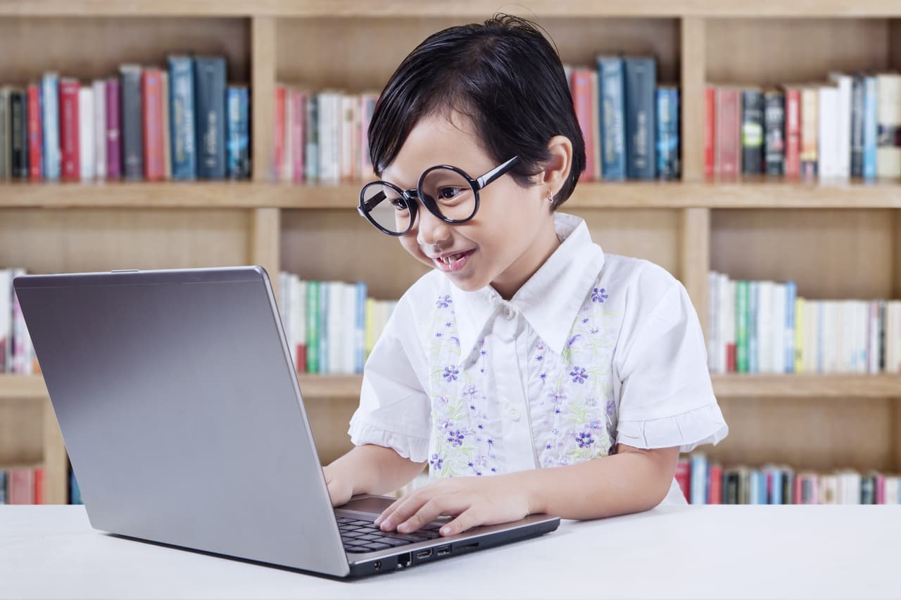 Ayúdale a tener su propia biblioteca virtual y llévalo a programas de televisión donde pueda participar con presentadores. Propónle un plan para aprender un idioma.