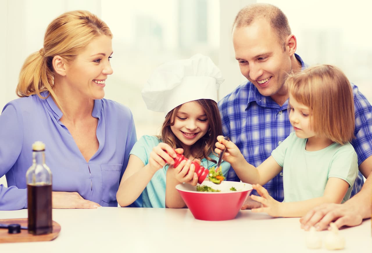 Conviértelo en un asistente de cocina práctico, no solamente que “corte” papas sino que una ingredientes, prepare ensaladas, invente platillos. Asiste con él a exposiciones de antigüedades, visita museos y organiza tiempo de trabajo con sus maestros.