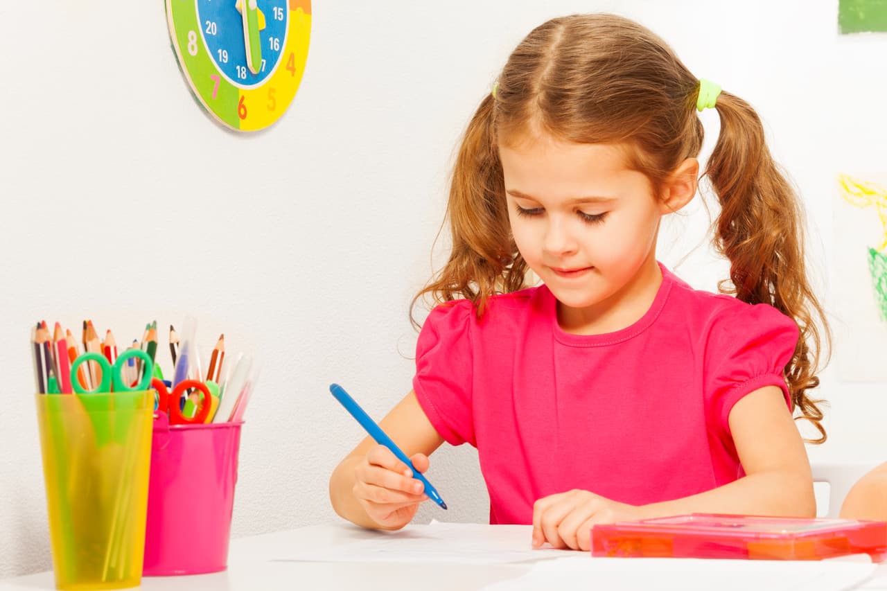 Créale un espacio donde pueda tener sus cosas sin interferencia ajena, sus libros y materiales de estudio, su computadora personal y sus cuadernos. Visita con él empresas donde haya secretarios ejecutivos, hazle participar directamente en las bibliotecas escolares o municipales.