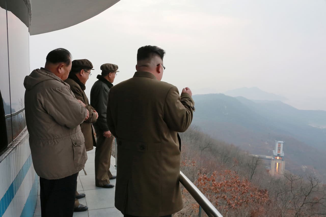 Según la agencia, Kim describió la prueba como "un gran acontecimiento de importancia histórica" para la cohetería del país sin dependencia del exterior. "Todo el mundo será testigo pronto de la azarosa importancia derivada de la gran victoria conseguida este día", afirmó Kim.
<br>