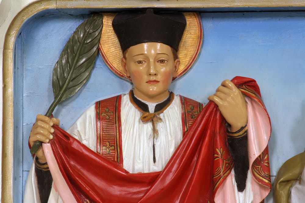Valentín era un sacerdote que vivía en un tiempo en donde el cristianismo fue prohibido por el emperador Claudio II de Roma y quien había además vetado que soldados se casaran con sus amadas antes de ir a la guerra, con la hipótesis de que un militar casado luchaba peor que uno soltero porque se preocupaban mucho por la esposa e hijos que dejarían atrás si morían.