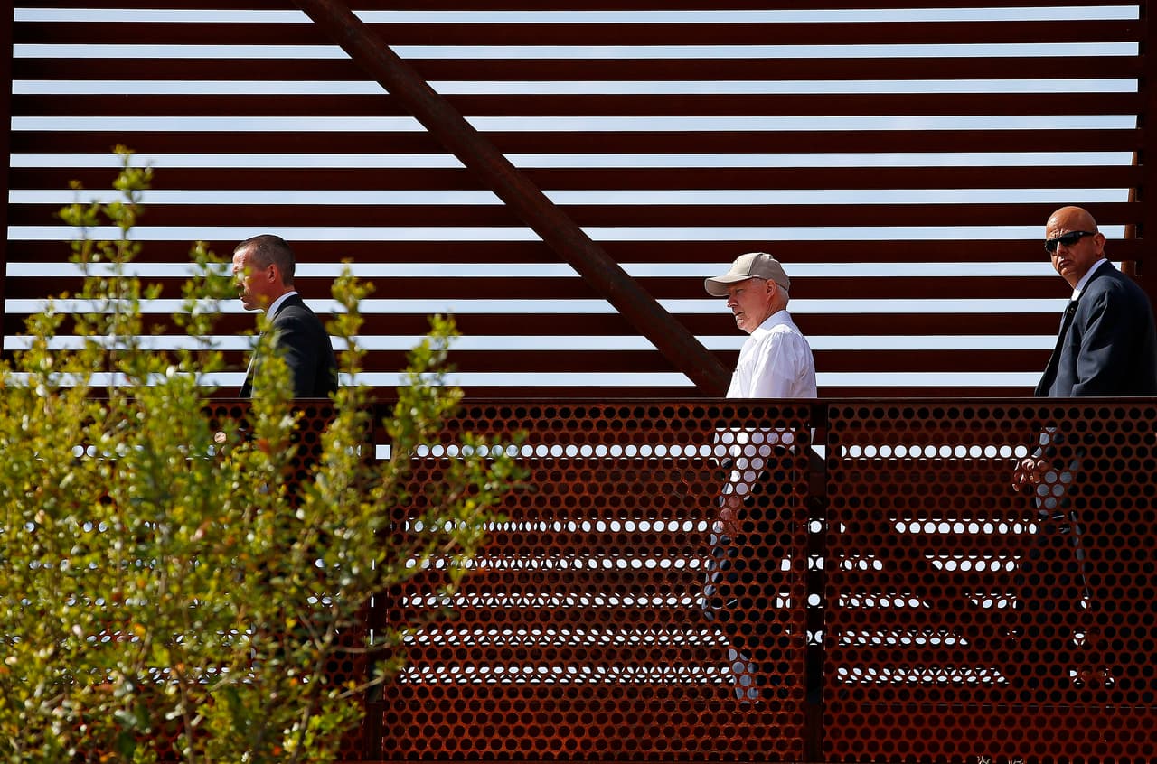 <b>Día 92 /Abril 21:</b> 
<b><a href="https://www.univision.com/noticias/inmigracion/gobierno-federal-lanza-ultimatum-a-jurisdicciones-santuario">El gobierno de Donald Trump envió este cartas a nueve jurisdicciones del país que están evitando</a></b> compartir información sobre la identidad de inmigrantes indocumentados que detienen. En las misivas amenazan a ciudades, condados y estados santuarios con retener fondos federales si no ponen fin a esa política antes de finalizar el mes de junio. Las jurisdicciones ya habían sido identificadas en mayo de 2016 en un reporte del inspector general del Departamento de Justicia por tener reglas locales o regulaciones que interfieren con la habilidad de policías o alguaciles de comunicarse con autoridades federales migratorias sobre el estatus de los presos que mantiene en custodia, una práctica que dificulta su ubicación para poder ser procesados y deportados. En la foto, el Fiscal General Jeff Sessions durante su visita a la frontera con México el 11 de abril de 2017.
<br>