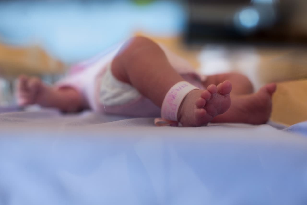 En 2011,
<b> Blanca Montano</b>, de 23 años, fue sentenciada a 13 años de prisión en Arizona, después de haber
<b> infectado a su hija hospitalizada con bacterias como materia fecal</b>. La pequeña de siete meses ya tenía un mes en el hospital y los médicos la trataron por nueve infecciones raras que la llevaron a cuidados intensivos.