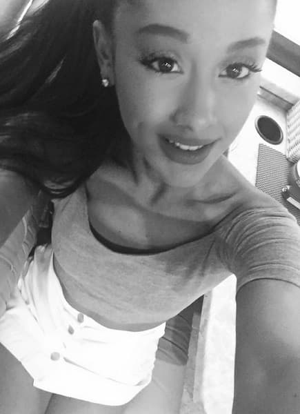 Ariana regaló a sus fans una de sus lindas sonrisas.