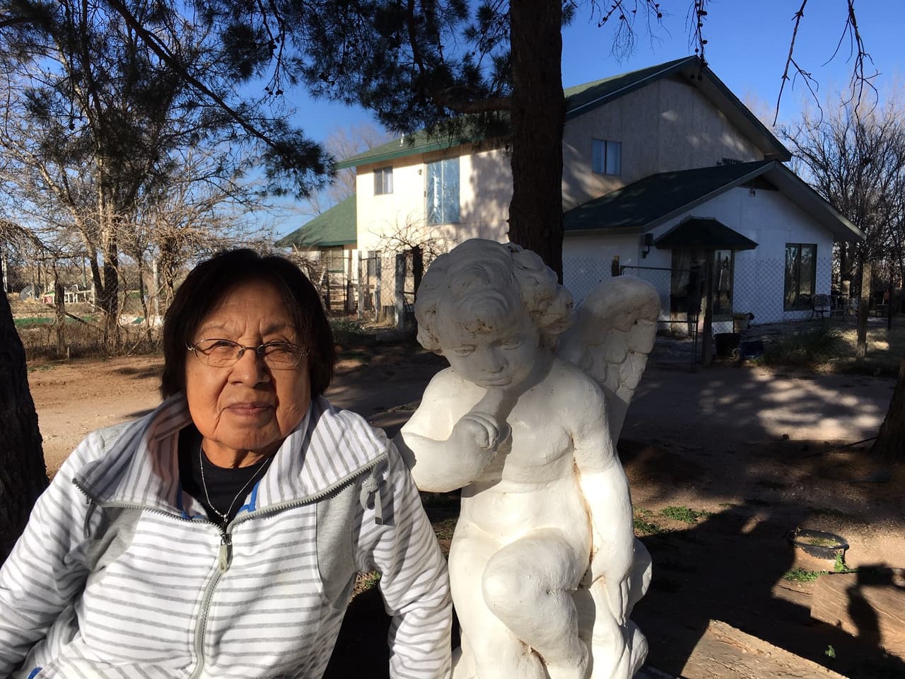 Toni Polinske sentada afuera de su casa en Midland, Texas.