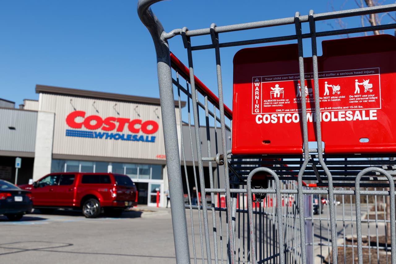 <b>Costco</b>
<br>
<br>El 25 de febrero Costco anunció que aumentaría su salario mínimo a 16 dólares por hora para sus trabajadores estadounidenses.
<br>
<br>“Hace dos años cambiamos nuestro salario inicial a 15 por hora en todo Estados Unidos. A partir de la próxima semana será de 16”, dijo el director ejecutivo de Costco, Craig Jelinek, 
<a href="https://www.nbcnews.com/politics/politics-news/costco-raise-hourly-pay-16-minimum-wage-fight-brews-congress-n1258889"><u>durante una audiencia del comité de presupuesto del Senado</u></a>.
