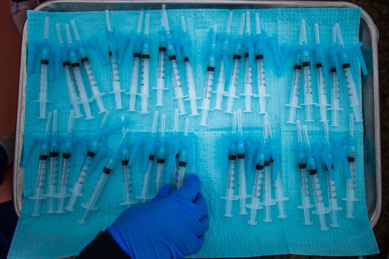<b>La vacuna contra la influenza protege contra el coronavirus.</b>
<br>
<br>Con la llegada de la temporada de gripe estacional, las autoridades de salud reforzaron el llamado para que los residentes se pusieran la vacuna contra la influenza. El temor principal de los expertos fue que una nueva ola de coronavirus se agudizara con los casos de gripe estacional.
<br>
<br>Si bien algunos de los síntomas son similares entre ambas enfermedades, la vacuna contra la influenza no protege contra el covid-19, pero sí puede ayudar a proteger de una doble infección de manera simultánea que ponga en mayor riesgo tu salud.
<br>
<br>“Ese es otro mito que quiero aclarar, la vacuna contra el ‘flu’ es muy importante también, pero no te va a proteger contra el covid-19. La del covid-19 si te va a proteger”, aclara la doctora de UCSF.