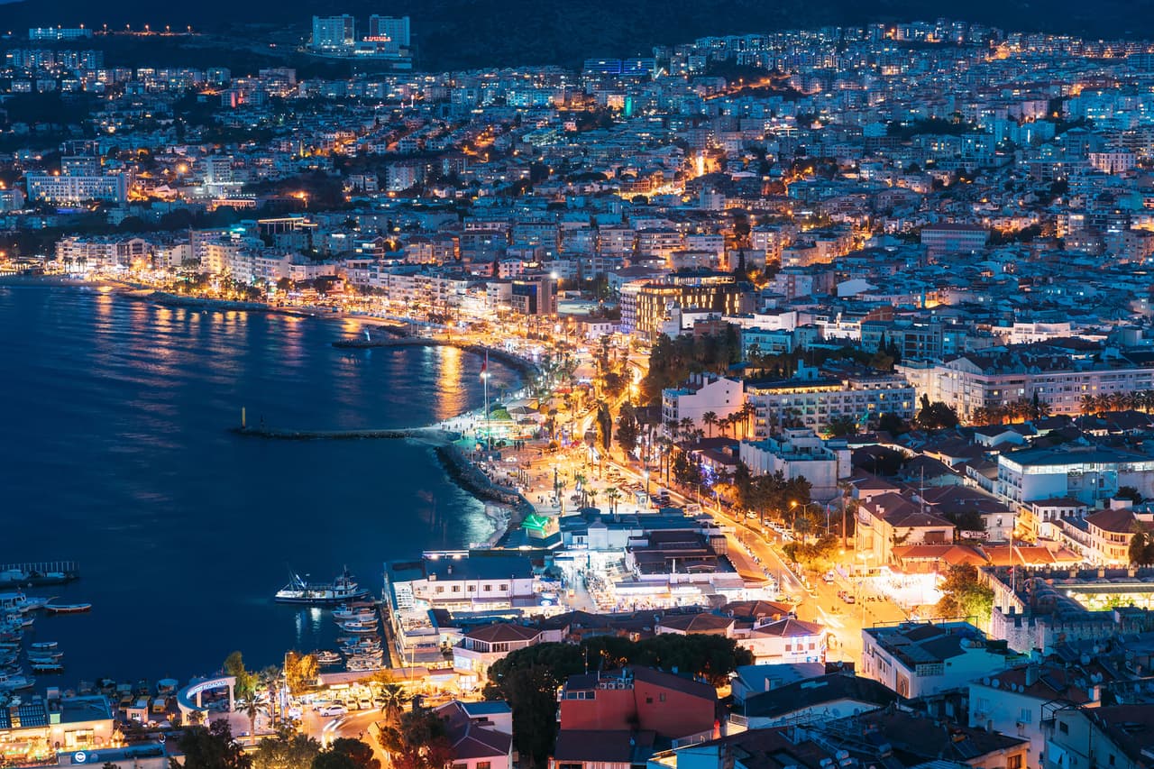 <b>Puesto 15. Turquía</b>
<br>
<br>Total de la producción mundial: 0.9%.
<br>
<br>Capacidad instalada: 6,668 megavatios.
<br>
<br>Vatios por habitante: 73.
<br>
<br>Según el estudio, el crecimiento de la energía solar se debe en parte a lo barata que se ha vuelto con el tiempo. Los costos de este tipo de energía han caído exponencialmente durante la última década y hoy es la fuente más barata de generación de energía renovable.