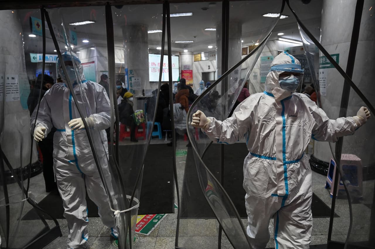 Médicos del Hospital de la Cruz Roja de Wuhan vestidos con trajes protectores contra el virus, el 25 de enero. Retamal recuerda que antes de viajar a Wuhan lo llamaban sus jefes preocupados. “¿Me quedaría atrapado en Wuhan? ¿Estaría expuesto a demasiado riesgo? Insistí en ir. Les recordé que ya había cubierto una epidemia de cólera en Haití”.
