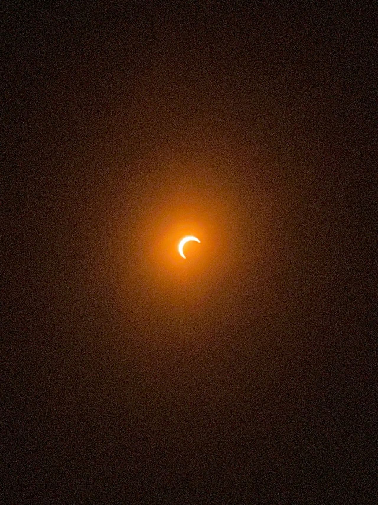 En esta imagen se puede ver perfectamente cómo la luna va cubriendo el sol.