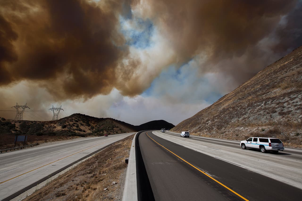 El área de bosques destrozada por los incendios forestales en el oeste de Estados Unidos se duplicó durante los últimos 30 años. Como resultado, la biodiversidad y la vida de cientos de personas en estados como Nuevo México, Colorado, Wyoming y Montana han pasado a ser más vulnerables al fuego. Se calcula que más de 11,2 millones de personas
<b> </b>en California viven con un alto riesgo de ser afectados de forma directa o indirecta por un incendio,
<br>