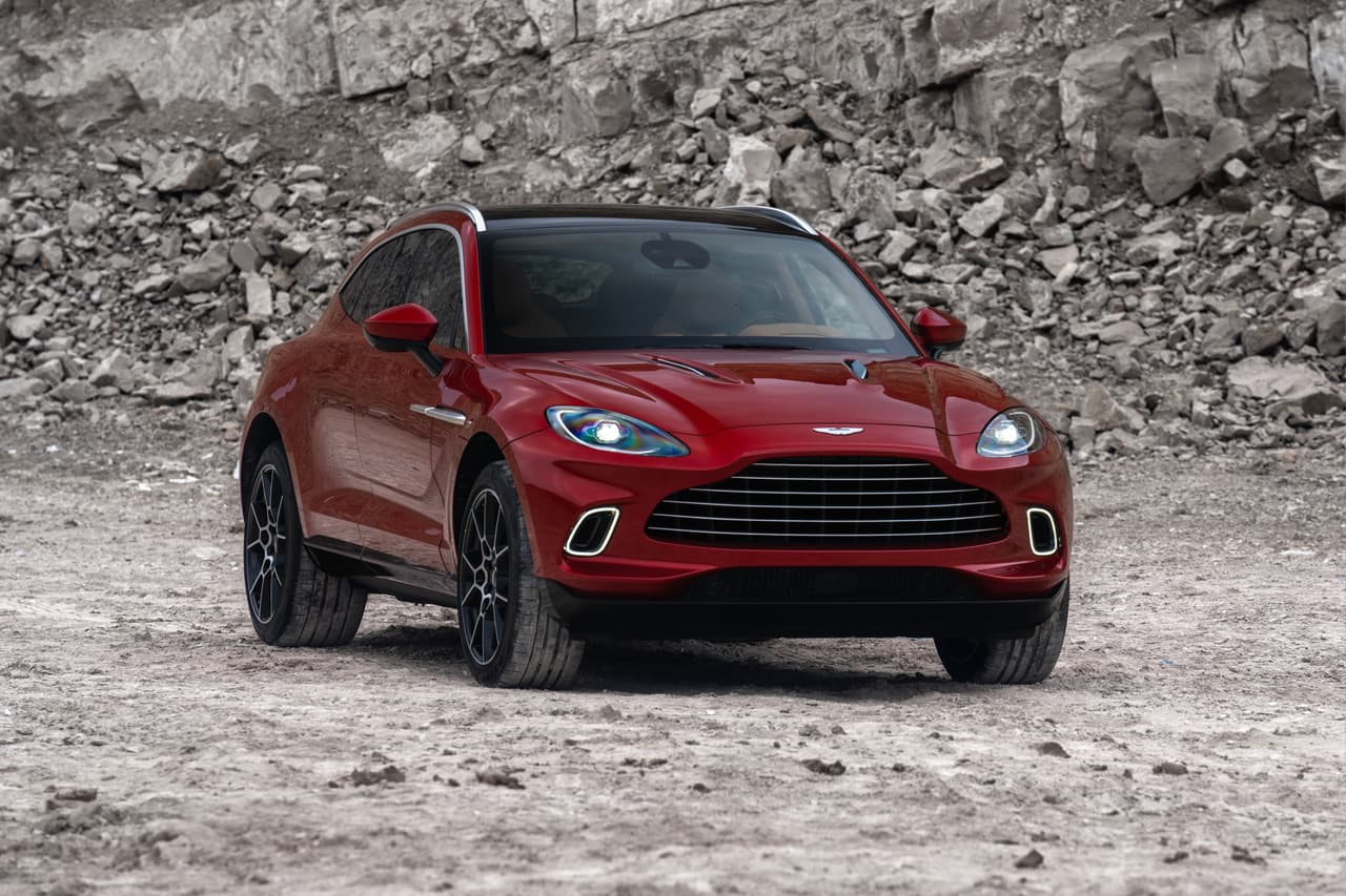 Aston Martin era uno de los pocos fabricantes de autos de lujo sin una SUV o crossover en su portafolio. Esto ha cambiado por completo con el lanzamiento de la DBX 2021, la primera SUV de la firma británica que mezcla su habitual elegancia con prestaciones de todoterreno.