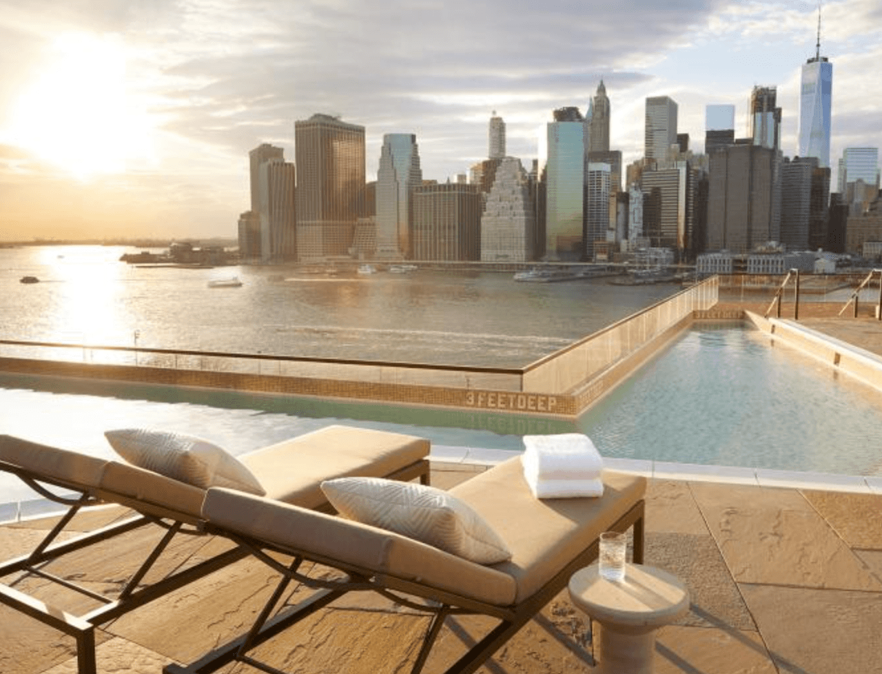 <b>1 Hotel Brooklyn Bridge</b>
<br>Calle Furman 60
<br>Brooklyn, Nueva York 11201
<br>Tel. (833) 625-6111
<br>Hoteles: 347.696.250
<br>
<br>Si quieres 
<b>darle un vistazo a la Estatua de la Libertad, mientras nadas, </b>este hotel ofrece esa panorámica. Su piscina es una de las mejores de la ciudad de Nueva York, precisamente debido a los paisajes que la rodean, que transmiten serenidad.
<br>
<br>Aunque es exclusiva para los huéspedes del hotel durante la semana, la piscina está abierta al público los fines de semana. Aprovecha estos calores para darte una escapadita con tu familia (o amigos) y disfrutar de un cóctel en la orilla de esta piscina, sin duda una de los mejores de NYC.
<br>