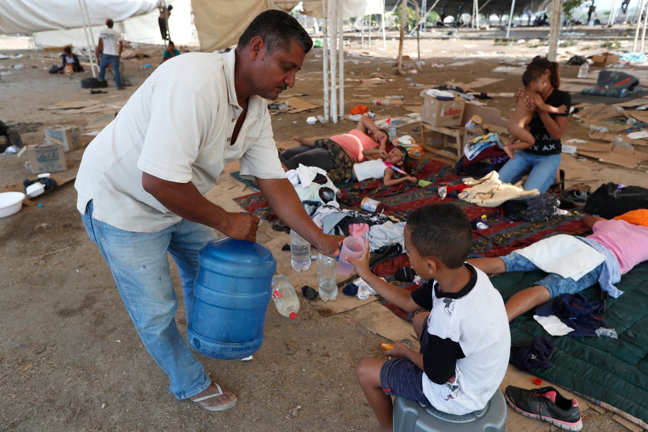 El migrante hondureño Geovani Villanueva. Tiene 51 años y lleva 25 días en el polideportivo de Mapastepec esperando algún documento que le permita seguir la ruta con su esposa, sus dos hijos pequeños y otros cuatro familiares que viajan con él. 
<br>