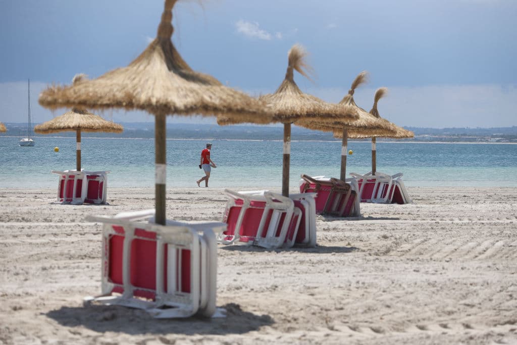 <b>Puesto 17: Alcudia (Mallorca, España)</b>
<br>
<br>"¡Una playa maravillosa con arena dorada profunda, mar azul claro claro como un baño tibio y muy poco profunda para salir!", escribió un visitante en el sitio de viajes.