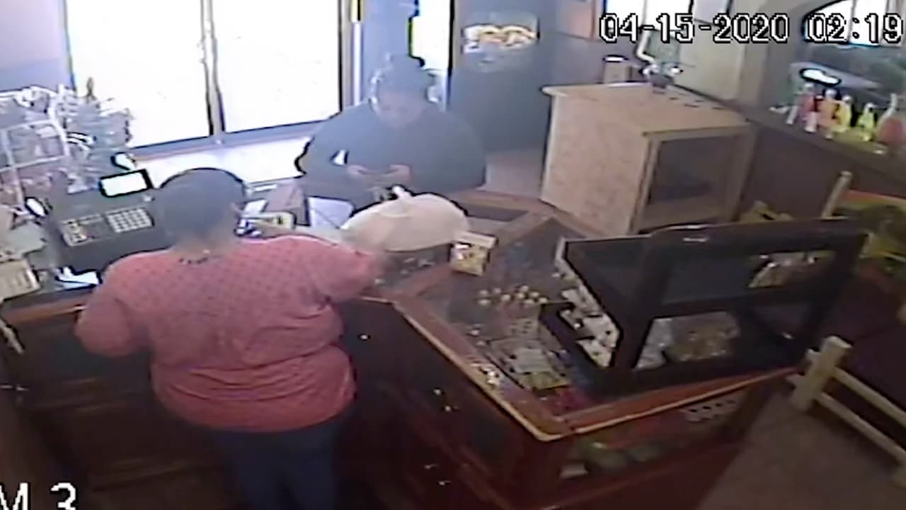 Los investigadores del caso tuvieron acceso a las imágenes de las cámaras de vigilancia del negocio. Los empleados aseguran que la soldado visitaba con frecuencia el negocio, pero esta vez, el 15 de abril, la notaron diferente, “como que estaba preocupada”.