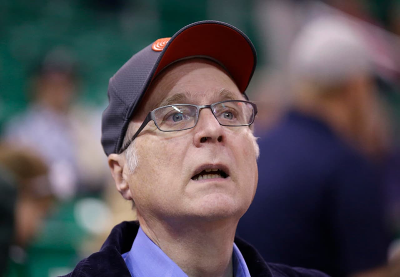 A la edad de 65 años, y apenas dos meses después de haber anunciado que un tipo de cáncer en la sangre llamado 
<i>Non-Hodgkins Lymphoma,</i> murió Paul Allen, dueño de equipos profesionales y filántropo.