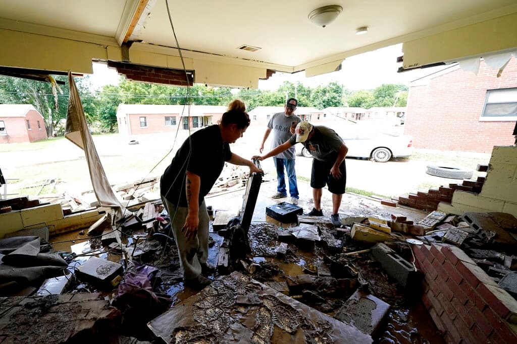 Las zonas más afectadas registraron el doble de lluvia de lo que el área del centro de Tennessee había recibido en el peor escenario previo de inundaciones, según los meteorólogos. La tormenta recorrió el área durante horas, causando una cantidad récord de humedad —un escenario que los científicos han advertido que será cada vez más común debido al calentamiento global.
