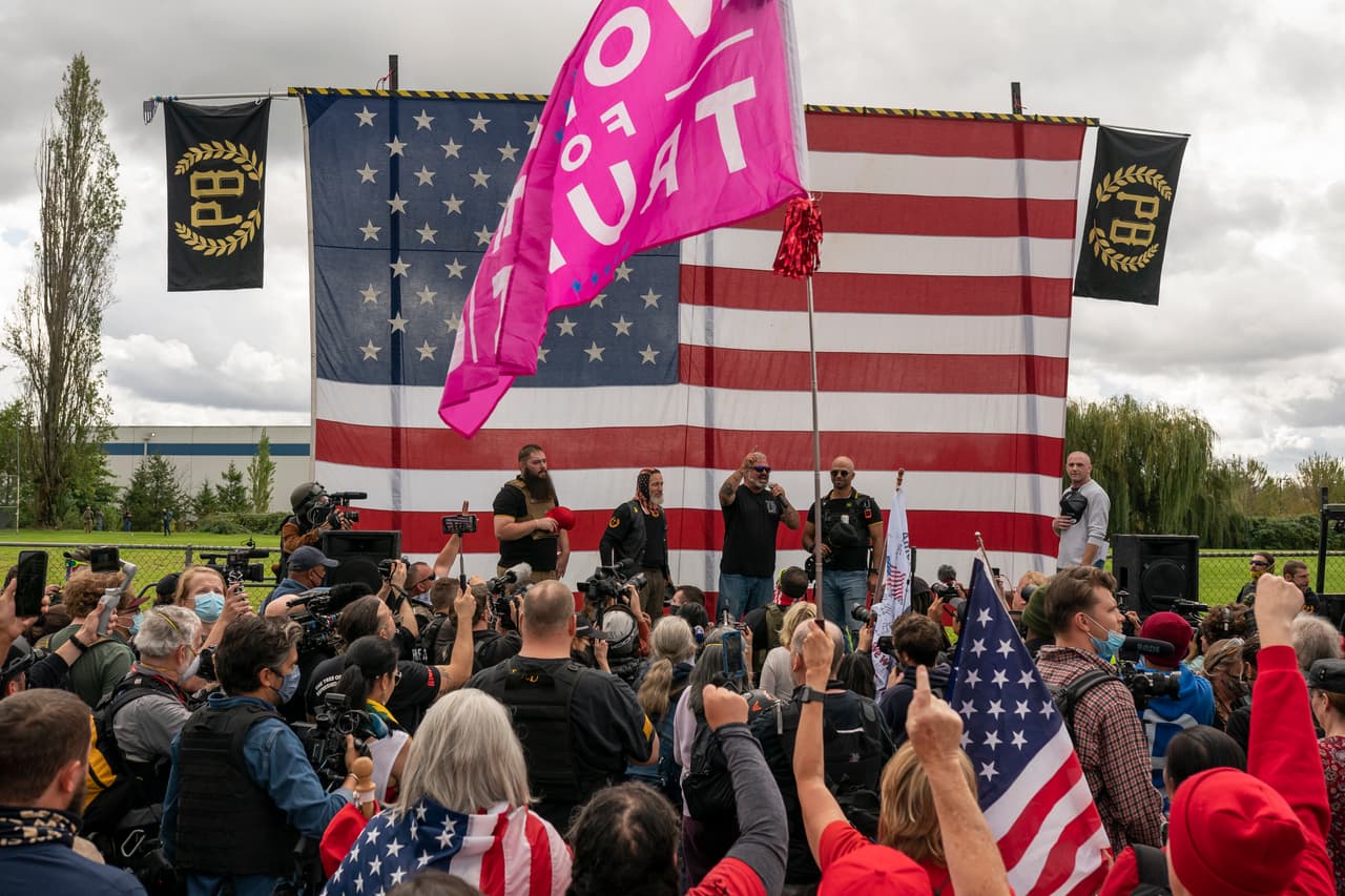 Con las autoridades de Portland 
<a href="https://www.univision.com/noticias/estados-unidos/portland-vuelve-a-estar-de-nuevo-en-estado-de-emergencia-por-posible-brote-de-violencia">en estado de alerta</a>, un grupo de extrema derecha se manifiesta en la ciudad. Durante un mitin del grupo Proud Boys, los asistentes escuchan a unos oradores que tienen de fondo una enorme bandera de los Estados Unidos. Entre los manifestantes 
<b>hay mensajes de apoyo para el presidente Donald Trump. </b>