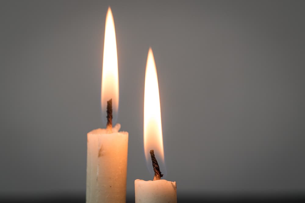 Si haces una pregunta o tu ritual es para saber algo en particular y la llama constantemente se dirige a la izquierda, el resultado suele ser negativo o un 'no'. Si en cambio gira a la derecha, suele ser positivo o que se cumplirá lo que queremos.