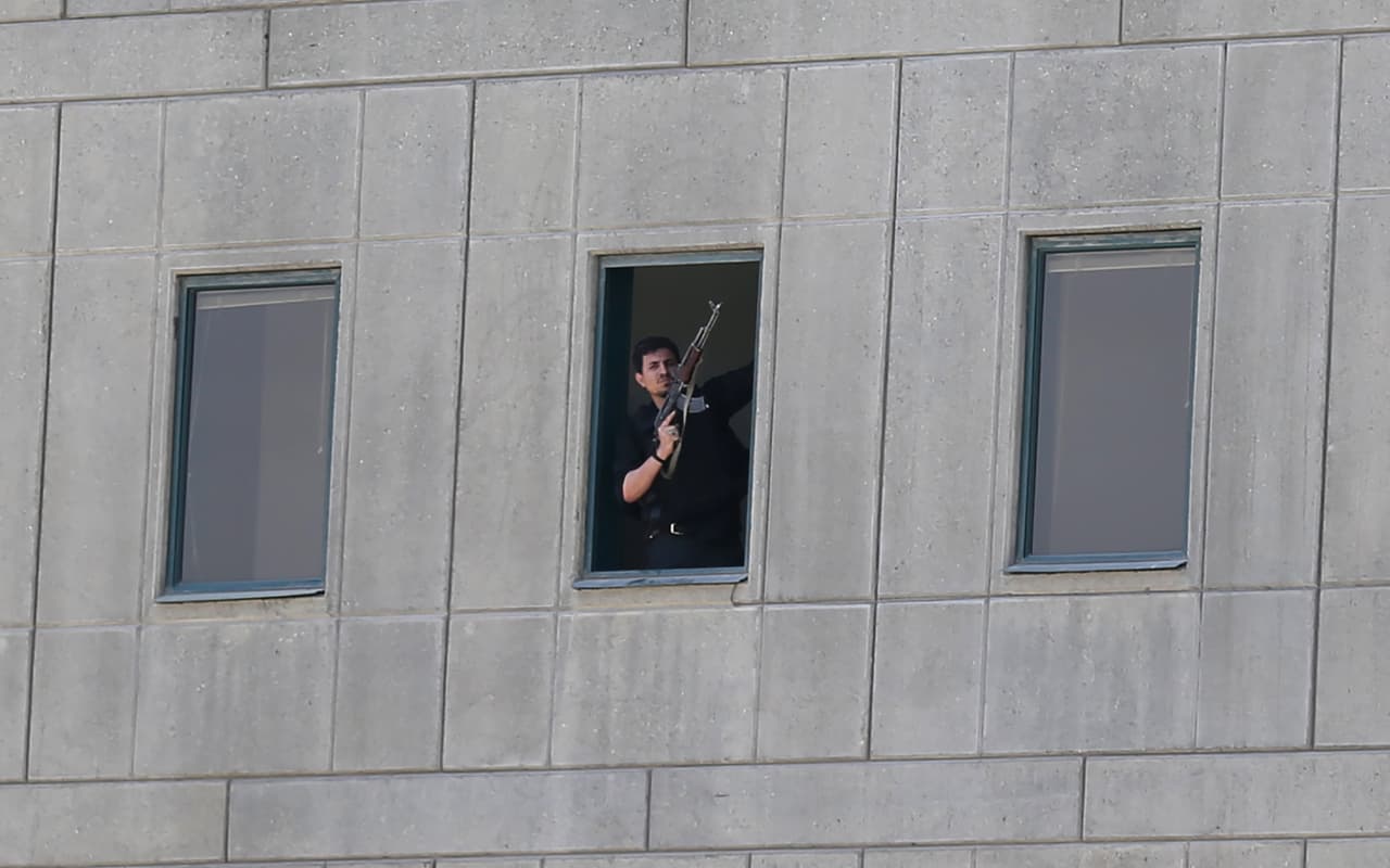 Un policía iraní armado en una de las ventanas del parlamento.