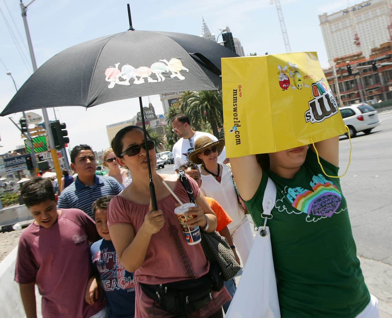 <b>Las Vegas</b>.
<br>
<br>El aumento de la temperatura traerá más sequía a esta ciudad, que tiene el efecto de ‘isla urbana’ más grande de todas las urbes del país, mucho más calurosa que sus alrededores.
<br>
<br>El estado de 
<a href="https://climateaction.nv.gov/policies/climate-nv/#:~:text=In%20Nevada%2C%20average%20temperatures%20have,faster%20relative%20to%20rural%20areas."><u>Nevada proyecta varios impactos del cambio climátic</u></a>o: olas de calor, pérdida de nieve y más incendios forestales.