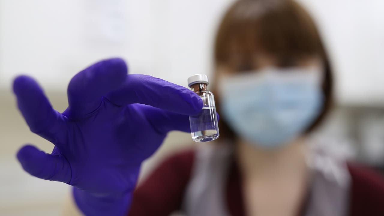 <b>El fabricante de la vacuna Pfizer</b>, dice que tras meses de prueba y aprobación por la FDA 
<b>la vacuna tiene una eficacia del 95%.</b>
<br>
<br>“La vacuna mostró un perfil de seguridad muy aceptable y comparable con las vacunas que se utilizan en estas edades, para las cuales se está vacunando, actualmente en los Estados Unidos así que sin ninguna duda las personas, los trabajadores de la salud, las personas que viven en asilos de ancianos o lugares de cuidados de largo termino, son aquellas primeras personas que tienen que vacunarse con seguridad y tranquilidad que van a recibir una vacuna segura y eficaz”, explica el doctor Alejandro Cané, de Pfizer North America.