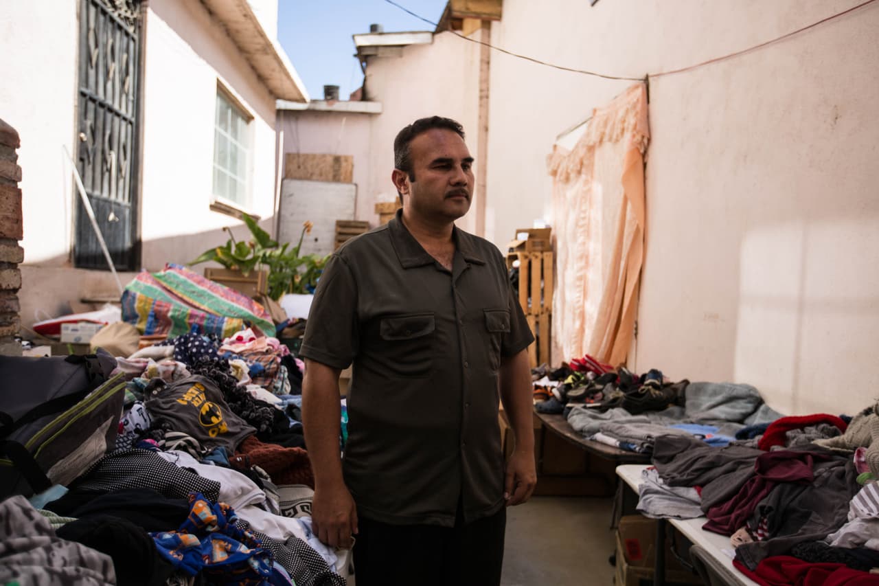 El pastor Gustavo Banda Aceves dirige el albergue Embajadores de Jesús en Tijuana, donde casi 90% de los migrantes que allí duermen fueron devueltos a México para los MPP. Explica que la desesperación de los centramericanos por ver una solución en sus casos es tal que hace que muchos de ellos desistan y se devuelvan a sus países. Por eso y las dificultades para conseguir abogados, asegura, 
<b>"la gente no quiere intentarlo más".</b>