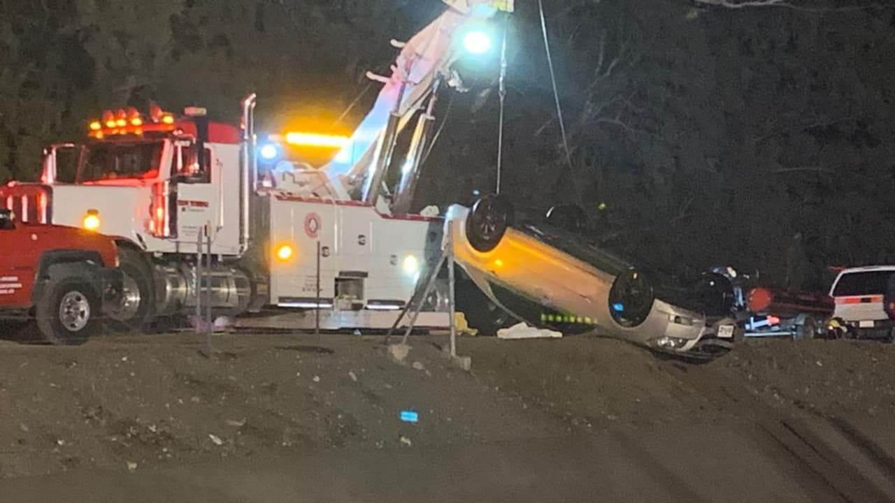 Un adolescente muerto y tres heridos provoca el choque y caída de un auto a un canal de Fresno