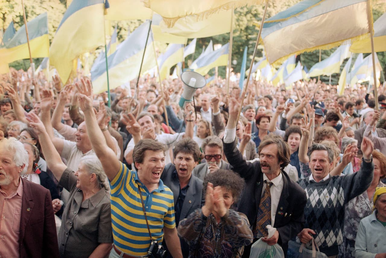 <b>Ratificación de la independencia con la disolución de oficial de la Unión soviética (1991)</b>
<br>
<br>Una multitud ondea banderas ucranianas frente al edificio del parlamento en Kiev el martes 4 de septiembre de 1991, durante una manifestación a favor de la independencia. 
<br>
<br>El parlamento ucraniano declaró la independencia por segunda vez el 24 de agosto de 1991, despúes de un golpe de estado que fracasó en Moscú. La fecha se celebra como el Día de la Independencia oficial de Ucrania. La Unión Soviética se disuelve oficialmente el 26 de diciembre. Ucrania establece formalmente relaciones con la OTAN, y los aliados de la organización contemplan por primera vez agregar antiguas regiones soviéticas.
<br>