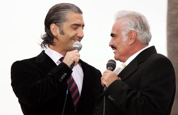 El 2 de diciembre de 2005, padre e hijo cerraron por completo el paseo de Hollywood, durante la ceremonia de inmortalización de 'El Potrillo'.
<br>