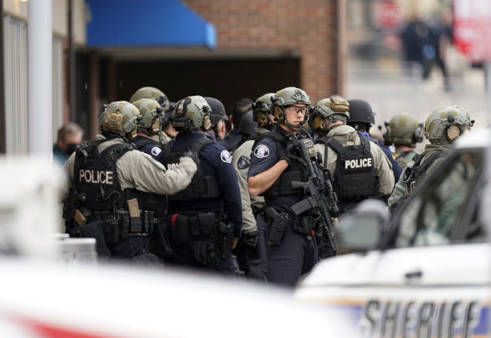 Tras más de un año sin grandes tiroteos en Estados Unidos, que coincide con el año de la 
<a href="https://www.univision.com/temas/pandemia">pandemia,</a> el incidente de Boulder es el segundo en apenas seis días tras los 
<a href="https://www.univision.com/noticias/estados-unidos/tiroteo-spa-geogia-atlanta-muertos">ataques a locales de masajes asiáticos de la semana pasada en Atlanta</a>, que dejaron ocho muertos.
<br>