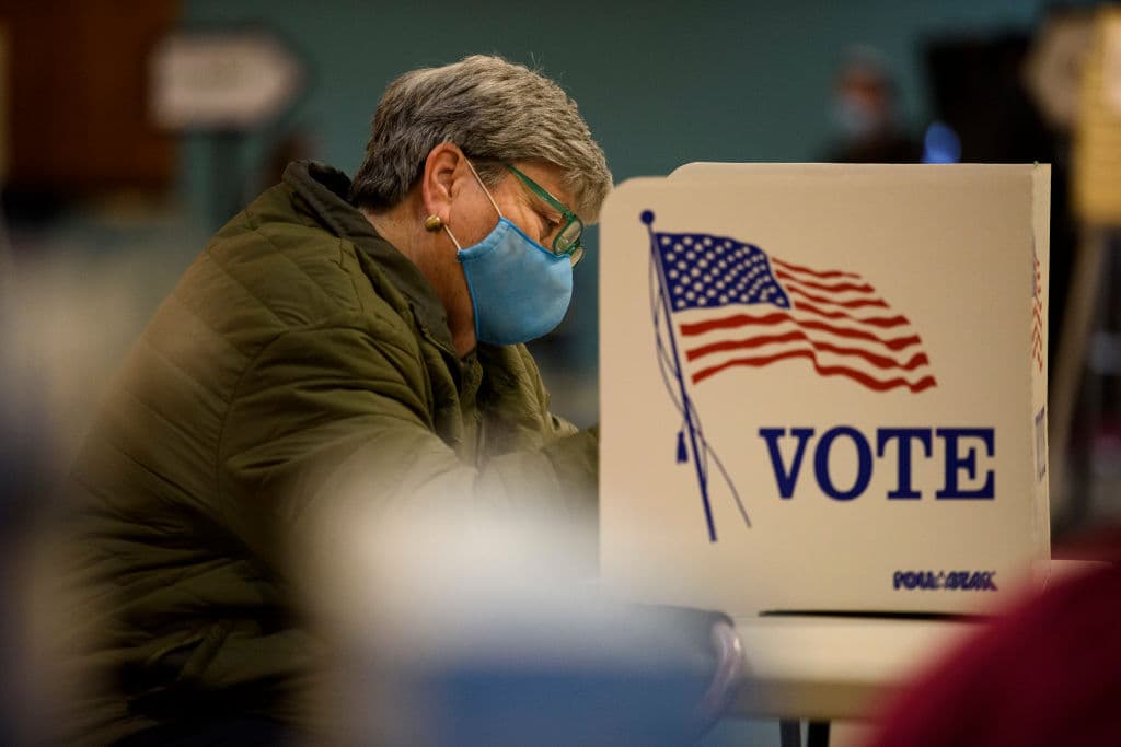 En la primera media hora de la votación, Barb Lambert llena una boleta para la elección general en Fayetteville, Carolina del Norte, un estado indeciso en estos comicios en los que los estadounidenses decidirán si darle una reeleción a Trump o poner al demócrata Joe Biden al frente del país.