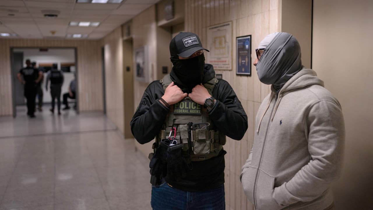 Migrantes enfrentan detenciones al acudir a sus citas en corte de inmigración en Manhattan