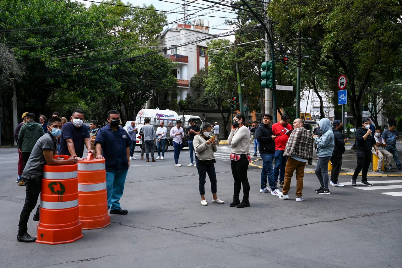 El epicentro fue a 
<b>59 kilómetros (36 millas) al sur de Coalcoman, en el estado de Michoacán,</b> informó el Servicio Sismológico Nacional, que inicialmente había reportado que el sismo tenía una magnitud de 6.8. Se sintió con fuerza en 
<b>Guerrero y la Ciudad de México.</b>