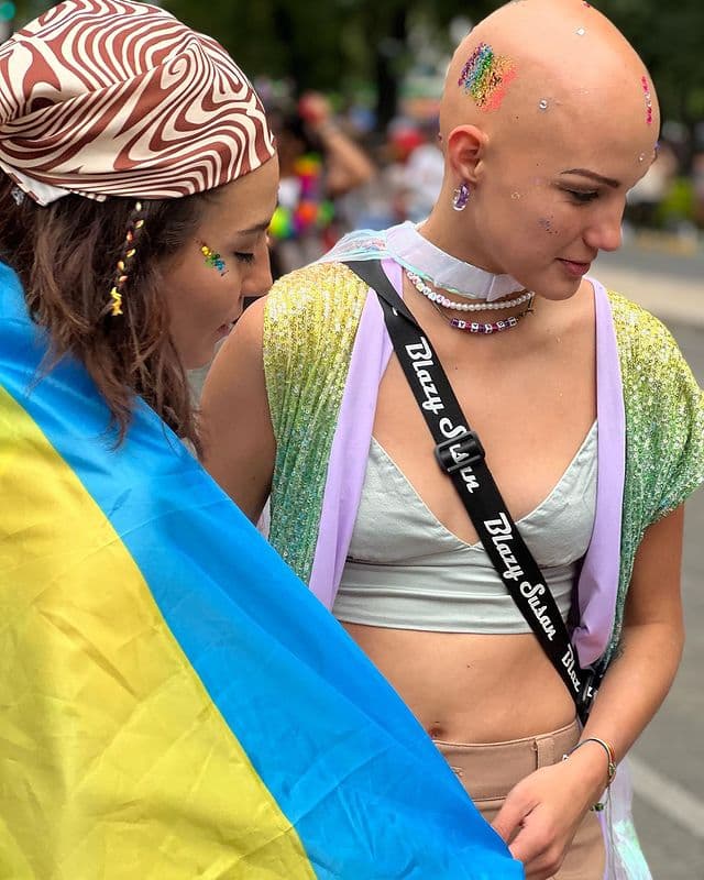 Fue en el marco de la Marcha del Orgullo LGBT+ de la Ciudad de México cuando la joven, de 26 años, compartió en su cuenta de Instagram una serie de fotografías en las que aparece con Solórzano.
<br>