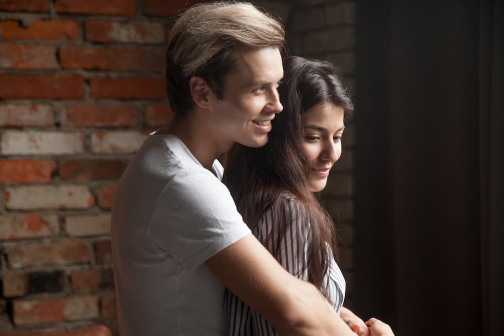 Buscan el amor verdadero, para toda la vida, las personas nacidas bajo la influencia del Gallo son fieles y si encuentran su 'media naranja', se abrirán por completo en la intimidad.