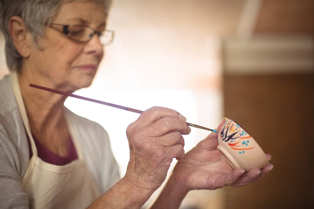 Esto lo pueden llevar también a otros pasatiempos como la cerámica, el tejido, pintar tazas o lo que gusten. El punto es que se mantengan ocupados y expresar a través del arte cómo se sienten ahora.