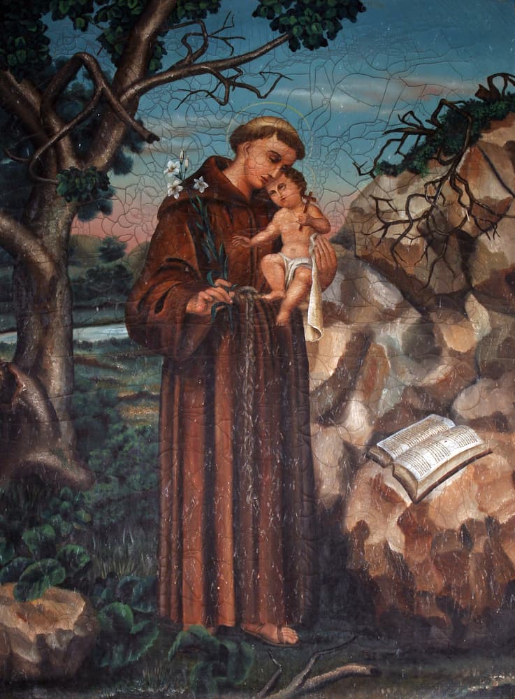 <b>SAN ANTONIO DE PADÚA</b>
<br>Es muy conocida la historia de que si pones la figura de San Antonio de cabeza o si le pones 13 monedas regaladas por alguien más, puede ayudarte a conseguir pareja, aunque la Iglesia católica no se cansa de señalar que es una mera superstición regada a través de generaciones.