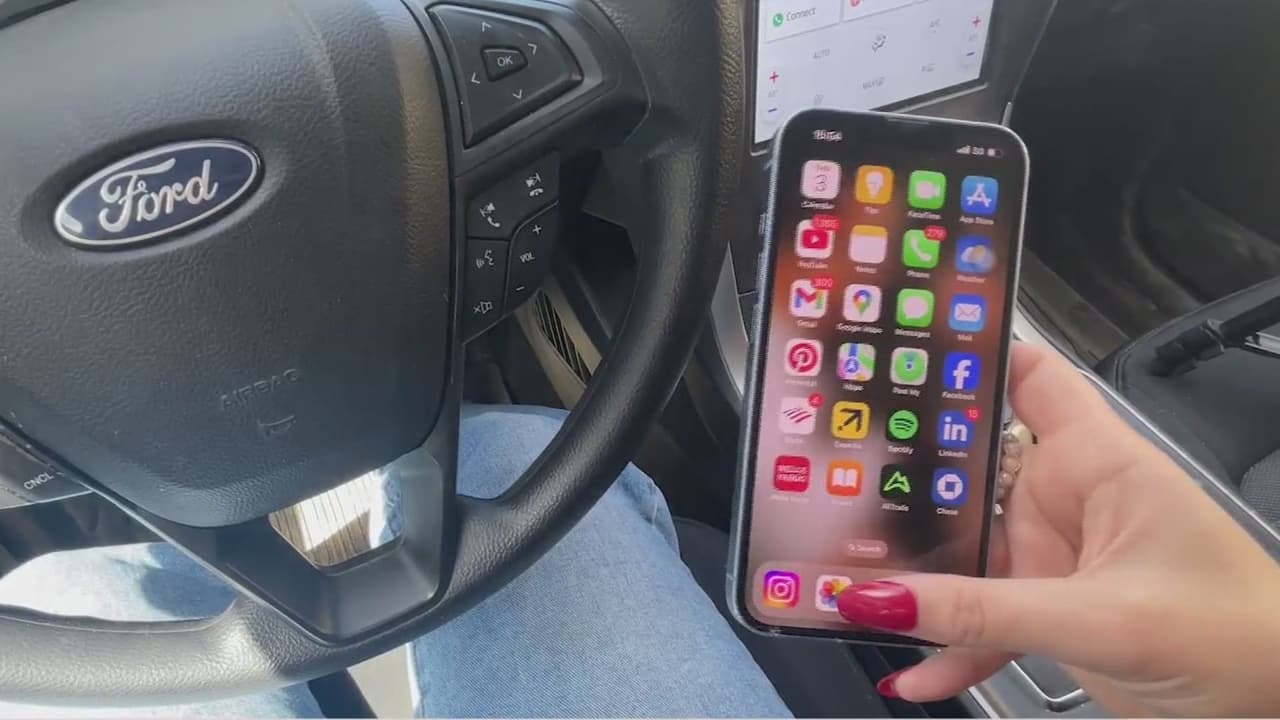 Nueva ley vuelve ilegal sostener tu celular mientras manejas en California: esto debes saber