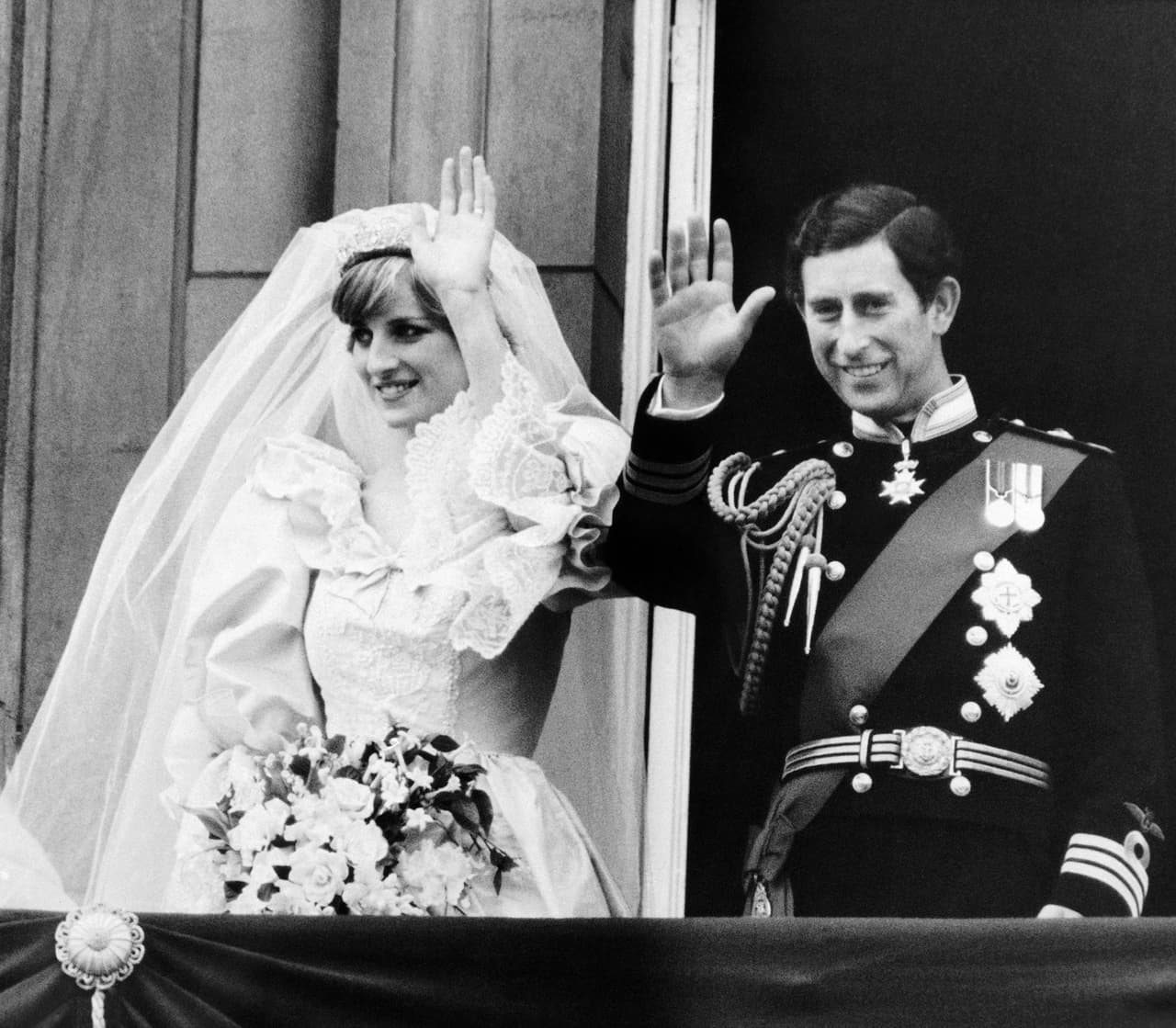 Poco después de llegar al palacio, los recién casados salieron al balcón de la fachada oeste del edificio, que es el lugar desde donde la reina suele saludar a quienes se congregan en torno al monumento a la reina Victoria en ocasiones de celebraciones nacionales.