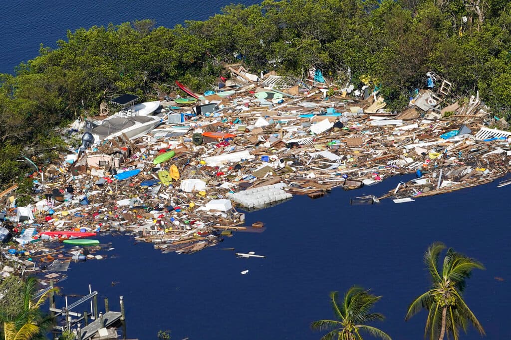Los
<b> <a href="https://www.univision.com/noticias/huracanes/huracan-milton-florida-cual-es-la-mayor-causa-de-muerte-en-un-huracan">voluntarios y residentes expuestos al agua</a> </b>que contenga incluso pequeñas cantidades de residuos pueden contraer infecciones graves, especialmente si tienen heridas abiertas o cortes recientes en la piel.