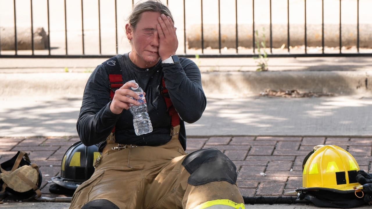 <h3 class="cms-H3-H3">Una batalla contra el fuego que duró casi toda la tarde </h3>
<br>Lo que inició como un incendio de tres alarmas
<b> se convirtió rápidamente en una emergencia de seis alarmas, algo poco común en Texas</b>, debido a la magnitud del siniestro y la necesidad de personal adicional. 
<b>Una persona fue rescatada y llevada al hospital</b> con lesiones que no se consideran graves. Además, 
<b>seis personas, entre ellas bomberos, fueron atendidas en el lugar</b> por agotamiento debido al calor.