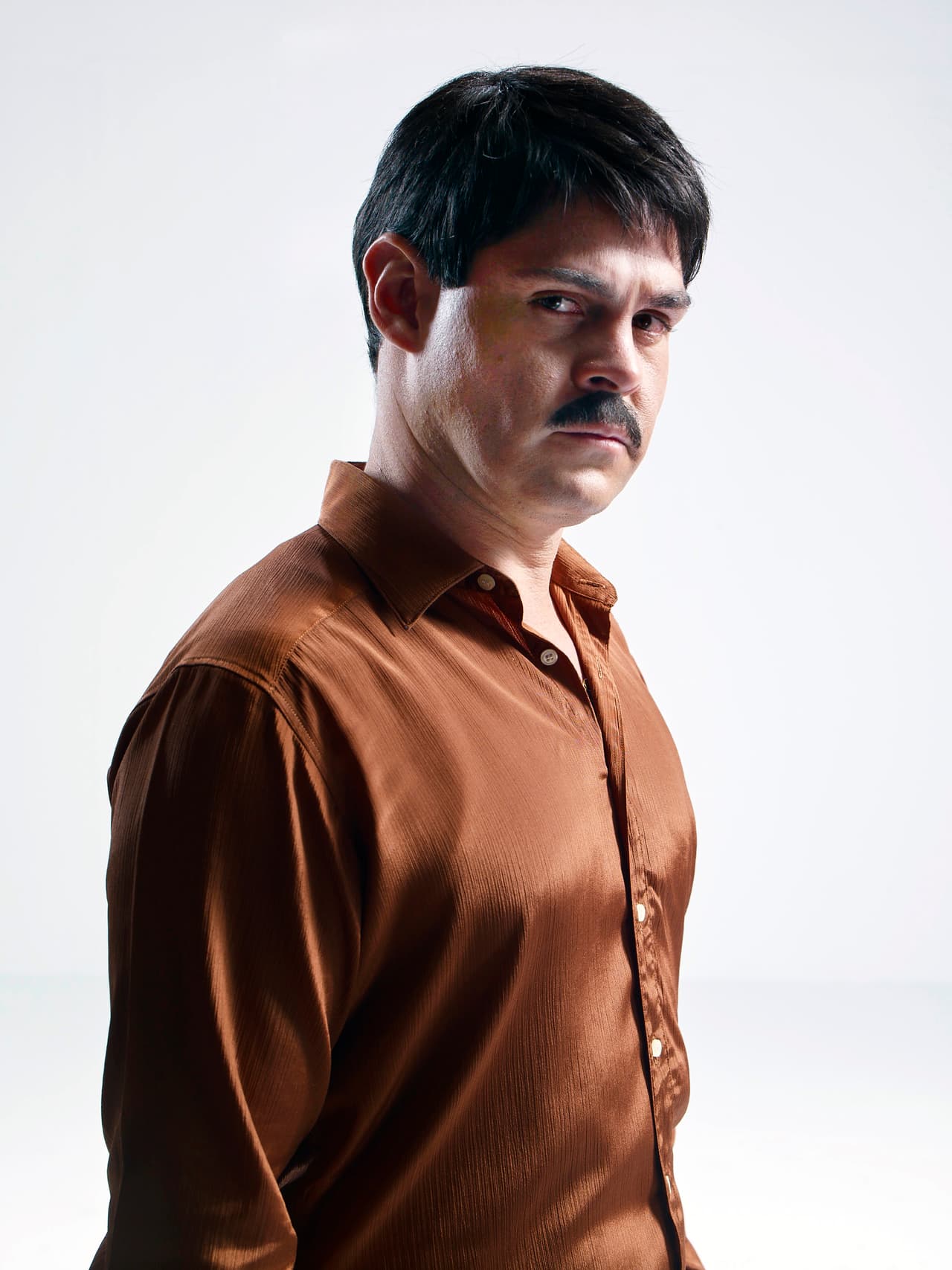 <b><a href="http://www.univision.com/temas/marco-de-la-o">Marco de la O</a></b> da vida a 
<b><a href="http://www.univision.com/series/el-chapo/marco-de-la-o-es-joaquin-el-chapo-guzman-en-el-chapo">Joaquín Guzmán Loera</a></b>, el temido 'Chapo'.
