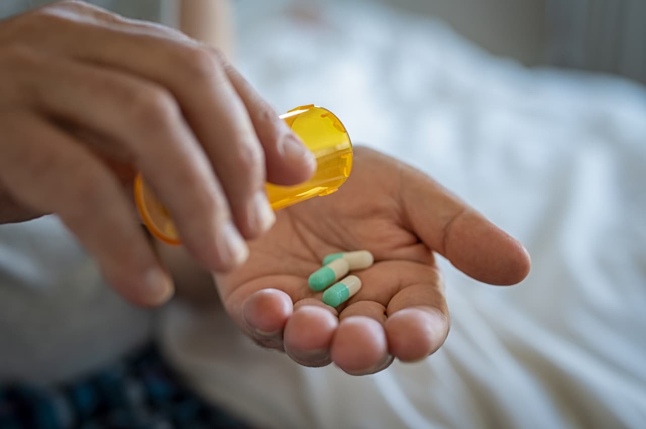 <b>Puesto 10. Los antibióticos.</b> Su invención significó un gran paso adelante en el campo de la medicina cuando salvaron millones de vidas al matar y prevenir el crecimiento de bacterias dañinas. 
<a href="https://www.pbs.org/newshour/health/the-real-story-behind-the-worlds-first-antibiotic"><u>La penicilina, vancomicina, cefalosporina y estreptomicina</u></a> han llegado a combatir casi todas las formas conocidas de infección, incluida la influenza, la malaria, la meningitis, la tuberculosis y la mayoría de las enfermedades de transmisión sexual.