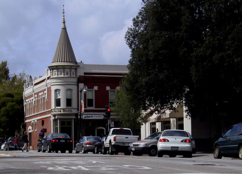La ciudad de 
<b>Los Gatos</b> protege a los inquilinos desde 2004. Sin embargo, solo aplica la ley de control de rentas. La ciudad autoriza hasta un tope del 5% de aumento de renta, adicional a cualquier costo de mantenimiento o reparaciones que deban ser amortizadas en un período mayor de seis meses.