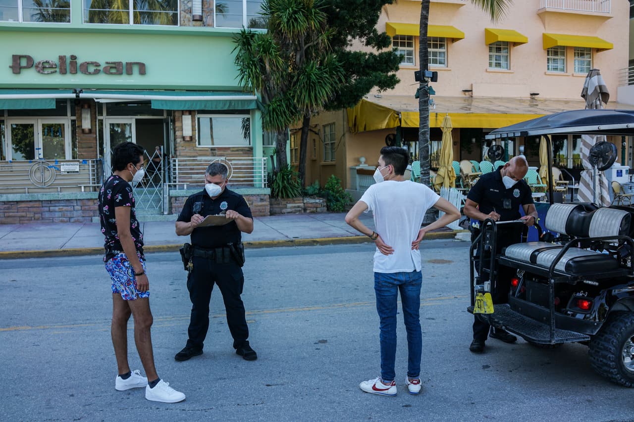 "Esto no se ha acabado": Miami-Dade mantiene las multas a quienes incumplan órdenes de emergencia
