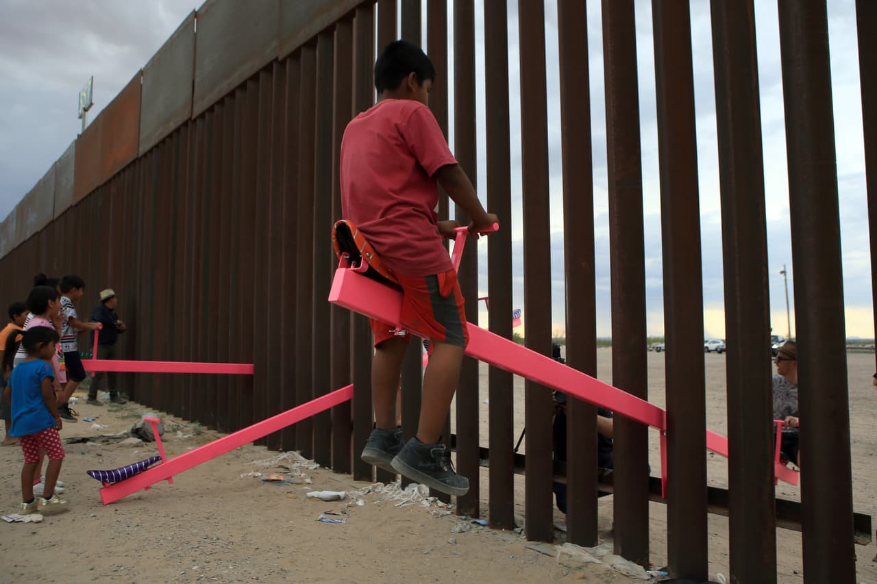<b>Un juego de niños entre los dos países. <a href="https://www.univision.com/noticias/el-sube-y-baja-que-unio-con-juegos-a-los-ninos-de-ambos-lados-de-la-frontera-entre-eeuu-y-mexico-video">Tres balancines o ‘sube y bajas’ fueron colocados atravesando la valla fronteriza</a></b> que divide EEUU de México entre Texas y Chihuahua. "Se nos ocurrió hace casi 10 años e hicimos unos dibujos y maquetas para mostrar que hay un equilibrio entre EEUU y México económicamente y políticamente, pero queríamos usarlo para demostrar que también hay un equilibrio humano", 
<a href="https://www.univision.com/noticias/inmigracion/el-subibaja-que-atraveso-el-muro-fronterizo-asi-se-unieron-varios-ninos-para-jugar-en-eeuu-y-mexico">dijo el arquitecto Ronald Rael</a>, autor de la instalación.